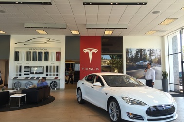 Bên trong showroom xe điện Tesla