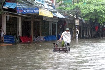 Mưa lớn, nhiều đường phố chìm trong nước