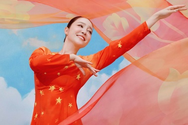 "Chim công làng múa" Linh Nga thướt tha áo dài, khoe nhan sắc tuổi 39