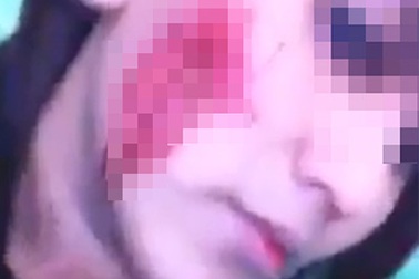 Dân mạng bóc mẽ clip "rạch mặt" kinh dị của thiếu nữ