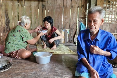 Xót cảnh bố mẹ già yếu chăm con gái khuyết tật trong căn nhà rách nát