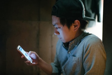 Đàn ông thích xem trộm điện thoại vợ