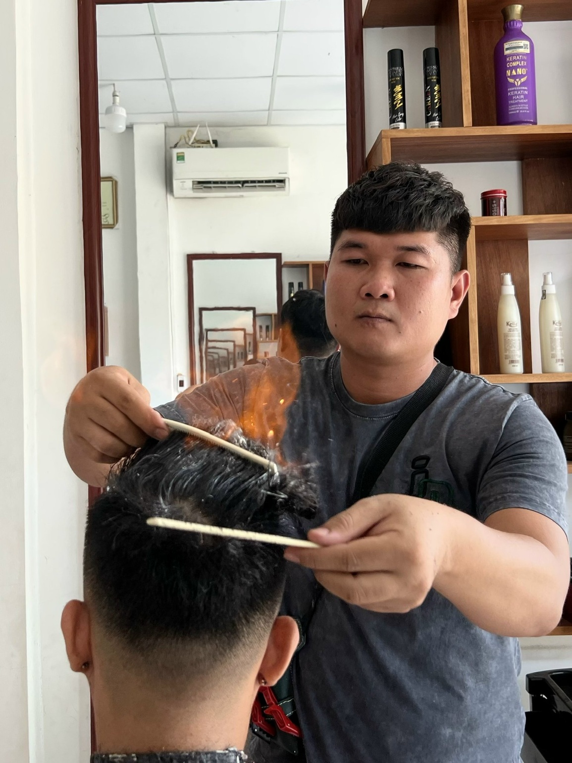Tuyệt chiêu cắt tóc bằng lửa độc nhất Sài Gòn của anh thợ 4 năm khổ luyện - 5 Tuyệt chiêu cắt tóc bằng lửa độc nhất Sài Gòn của anh thợ 4 năm khổ luyện - 5