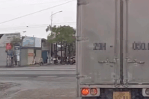 Chạy đua với đèn đỏ, hai thanh niên đi xe máy lao thẳng vào ô tô