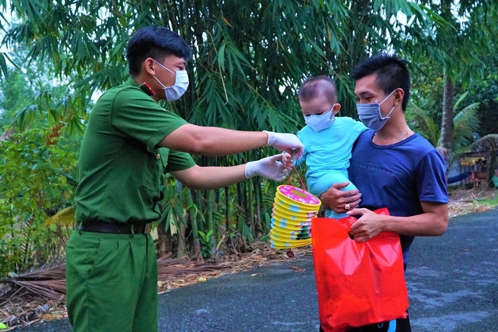 Chiến sĩ công an tỉ mẩn làm lồng đèn, mang Trung thu đến với trẻ em nghèo - 3 Chiến sĩ công an tỉ mẩn làm lồng đèn, mang Trung thu đến với trẻ em nghèo - 3