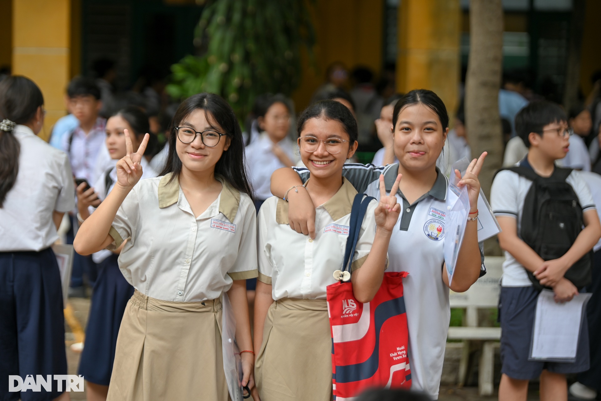 បេក្ខជន ហត្ថាកសិករ លីមីតធីត មានទំនុកចិត្ត និងត្រៀមខ្លួនសម្រាប់ការប្រឡងចូលថ្នាក់ទី១០ - ១ Thí sinh TPHCM tự tin, sẵn sàng cho kỳ thi vào lớp 10 - 1
