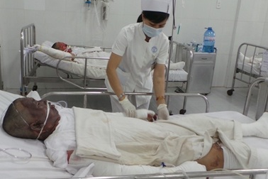 Sửa trạm biến áp, 2 kỹ sư bị điện phóng nguy kịch