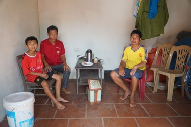 Tuổi thơ bất hạnh, mẹ mất, bố bỏ đi, cậu bé sống bên ông nội bị câm điếc