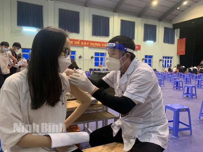 Học sinh THPT đã được tiêm phòng đủ 2 mũi vaccine. Ảnh baoninhbinh.org.vn