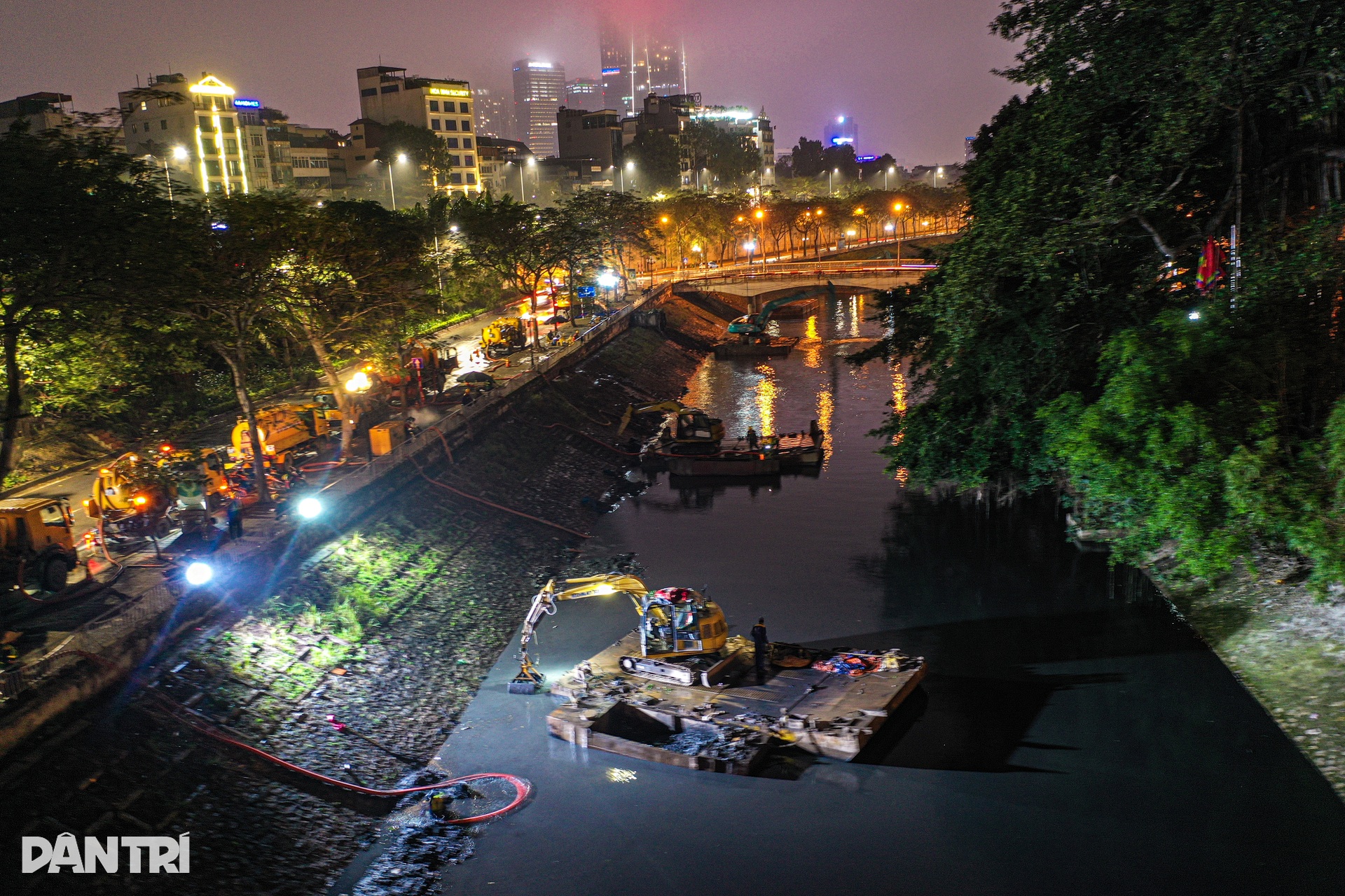 Công nhân ngâm bùn trắng đêm nạo vét sông Tô Lịch - 2