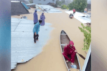 Dân chèo thuyền trên mái nhà, có người chỉ kịp ôm 2 con chó chạy lũ dữ