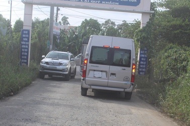 Tránh trạm thu phí, ô tô “rồng rắn” cày nát đường nông thôn