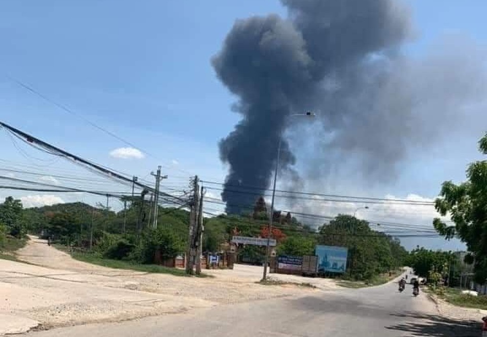 Cháy khu vực kho xăng dầu sân bay quân sự Thành Sơn - 1 Cháy khu vực kho xăng dầu sân bay quân sự Thành Sơn - 1