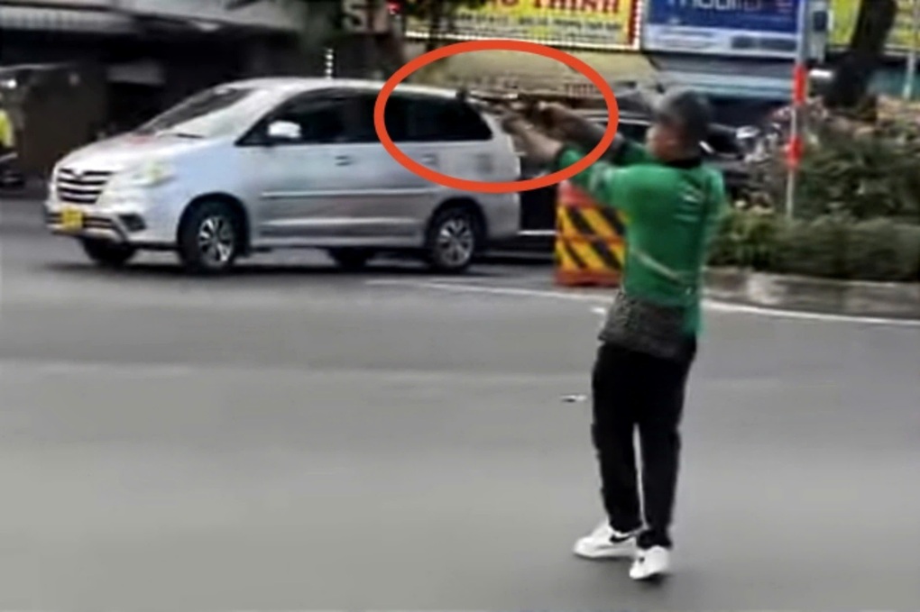 Nam thanh niên cầm súng nhựa chặn đường ô tô ở TPHCM - 1 Nam thanh niên cầm súng nhựa chặn đường ô tô ở TPHCM - 1