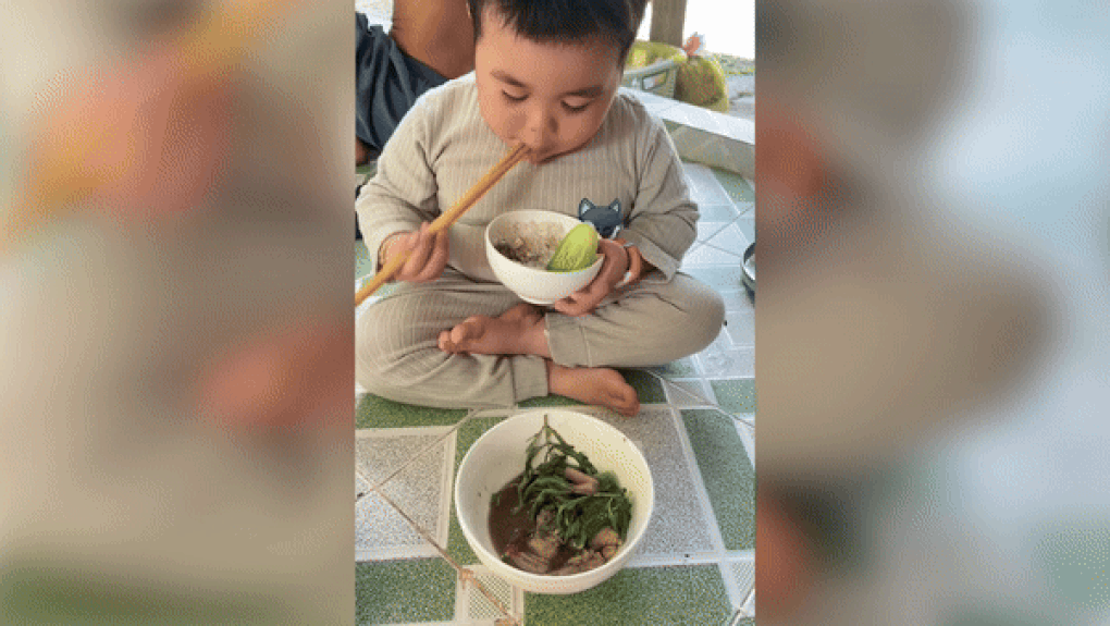 Cậu bé 6 tuổi ăn cả thế giới khiến 20 triệu mẹ bỉm xin vía - 1 Cậu bé 6 tuổi ăn cả thế giới khiến 20 triệu mẹ bỉm xin vía - 1