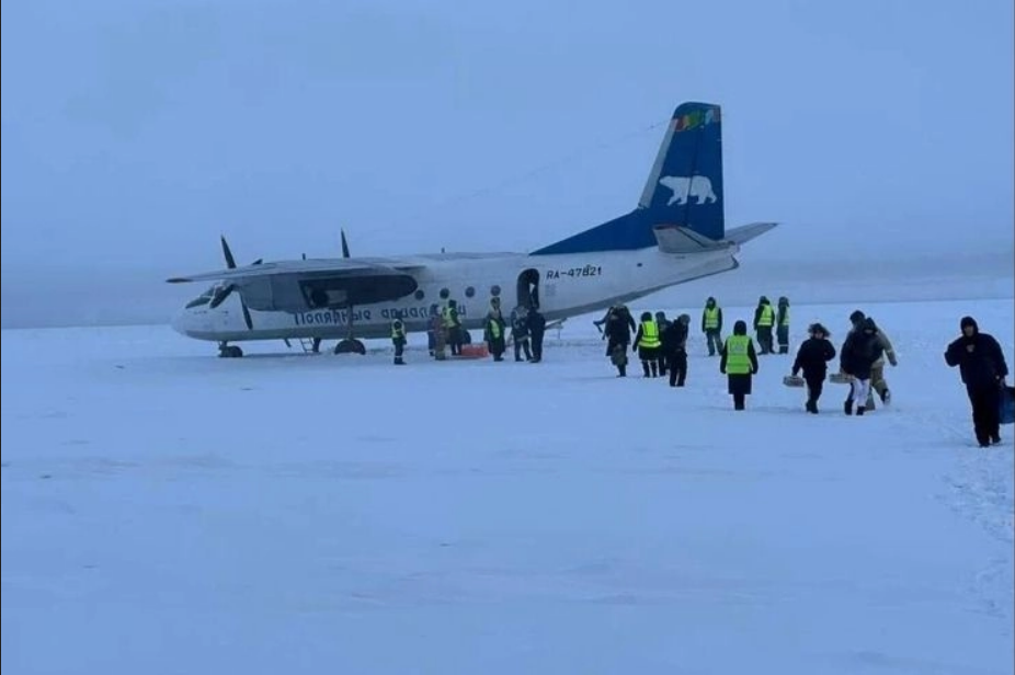 Avión ruso aterrizó por error en un río congelado - 1 Máy bay Nga hạ cánh nhầm xuống mặt sông đóng băng - 1