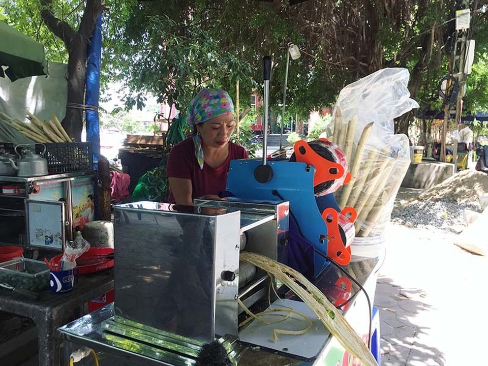 Hà Nội: Hàng nước mía vỉa hè ngày bán 200 lít, mỏi tay đếm tiền - 4