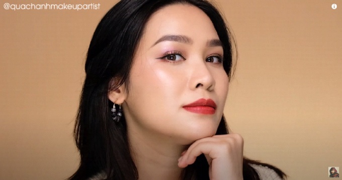 Mix màu hồng cánh sen với cam đất tạo ra màu son thiên đỏ dễ dùng mà trẻ trung. Ảnh: Quach Anh Makeup Artist.