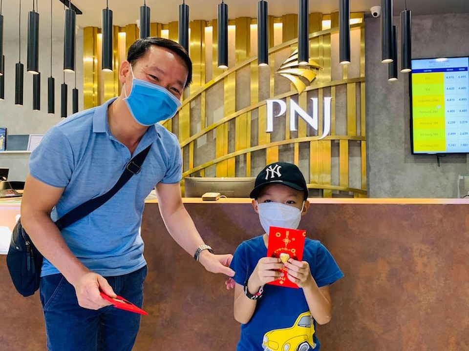 Ngại đông, sợ virus Corona, nhiều người mua vàng vía Thần Tài sớm, chuột vàng... hút khách - 10 Ngại đông, sợ virus Corona, nhiều người mua vàng vía Thần Tài sớm, chuột vàng... hút khách - 10