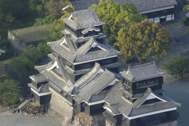 Động đất ở Nhật Bản làm đổ sụp tường lâu đài 400 năm tuổi Kumamoto