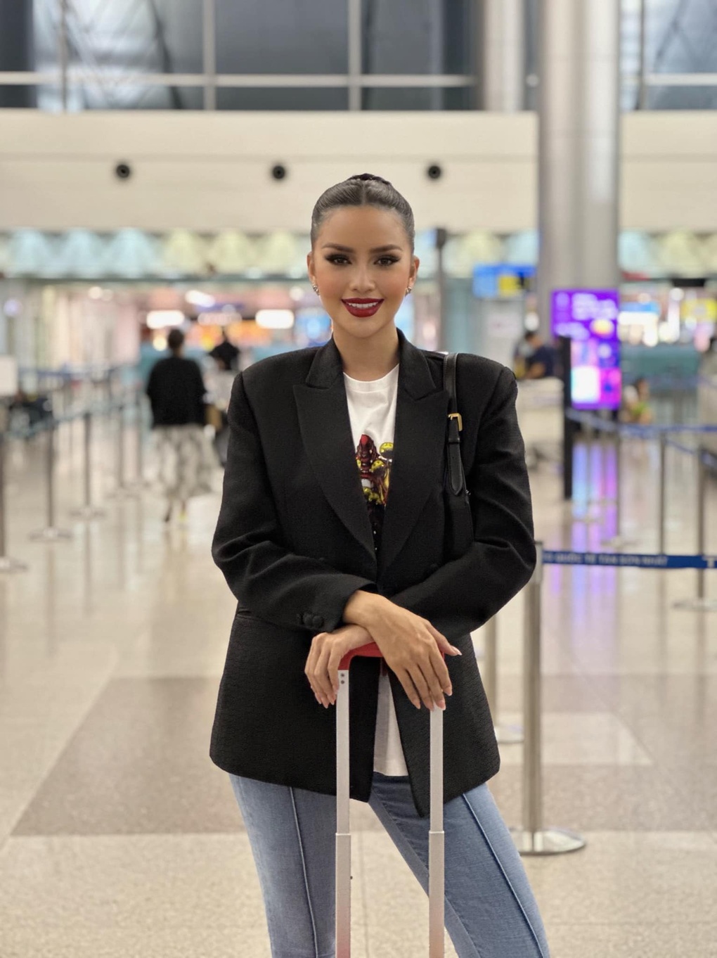 Mẹ Ngọc Châu mặc áo vía tiễn con gái sang Mỹ dự thi Hoa hậu Hoàn vũ 2022 - 5 Mẹ Ngọc Châu mặc áo vía tiễn con gái sang Mỹ dự thi Hoa hậu Hoàn vũ 2022 - 5