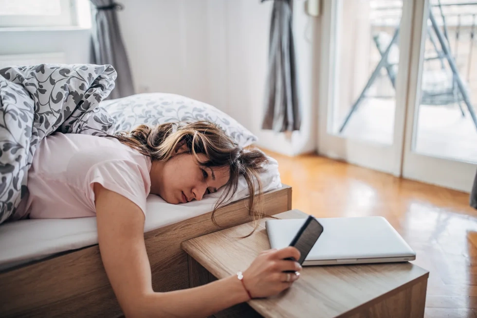 Gen Z kiệt quệ tài chính: Nằm lì trên giường để trốn tránh hay để đầu tư? - 1 Gen Z kiệt quệ tài chính: Nằm lì trên giường để trốn tránh hay để đầu tư? - 1