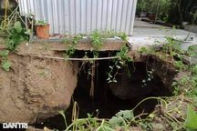 "Hố tử thần" sâu gần 10m xuất hiện trong nhà dân