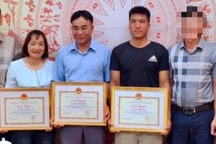 Khen thưởng 3 cá nhân cứu nữ sinh lớp 9 bị đuối nước dưới sông Lô