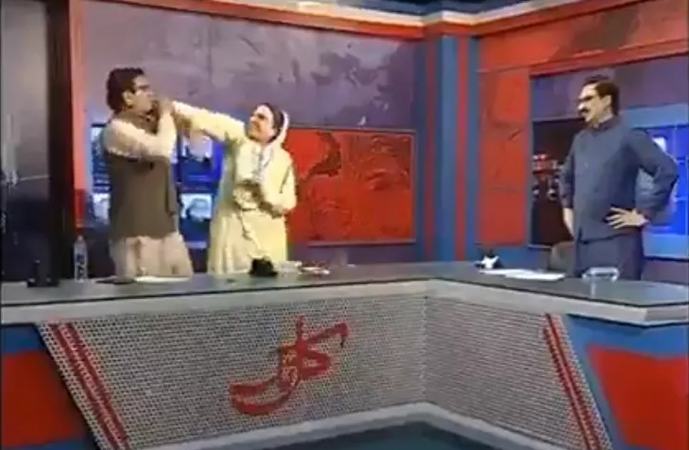 Chính trị gia Pakistan tát nhau trên sóng truyền hình - 1 Chính trị gia Pakistan tát nhau trên sóng truyền hình - 1