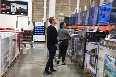 Tài sản hàng chục tỉ USD, vợ chồng Mark Zuckerberg vẫn đi "săn" đồ giảm giá