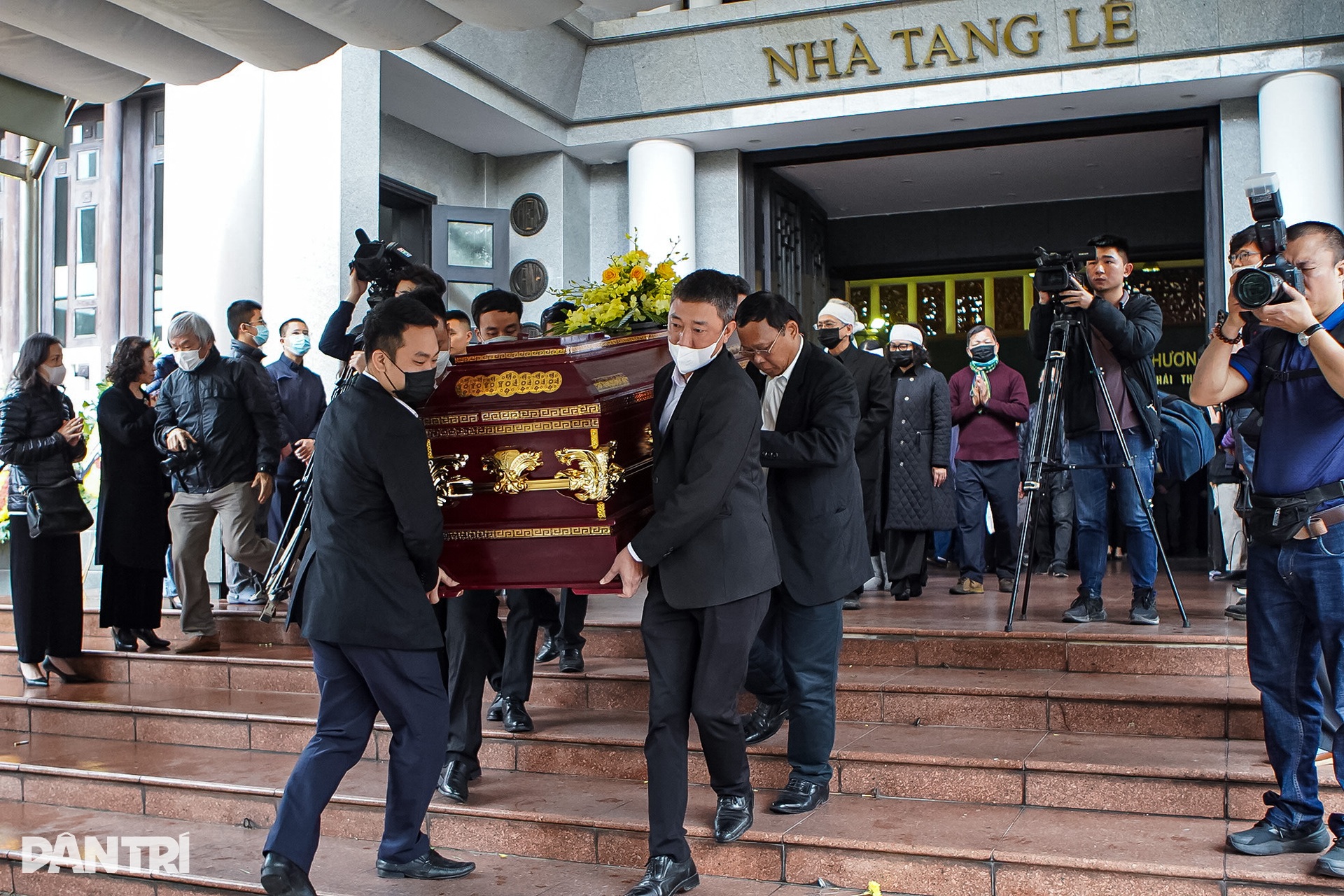 NS Đặng Thái Sơn chơi Hành khúc tang lễ tiễn biệt mẹ - NGND Thái Thị Liên - 17 NS Đặng Thái Sơn chơi Hành khúc tang lễ tiễn biệt mẹ - NGND Thái Thị Liên - 17