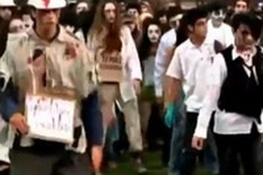 Sinh viên biểu tình chống chính phủ trong trang phục “kinh dị”