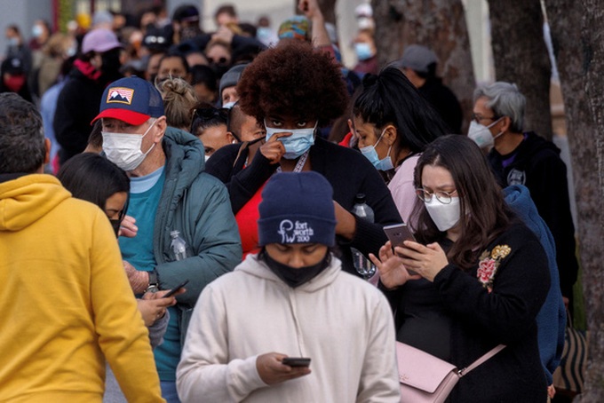 Người dân xếp hàng chờ xét nghiệm COVID-19 tại California, Mỹ, ngày 10/1 - Ảnh: Reuters