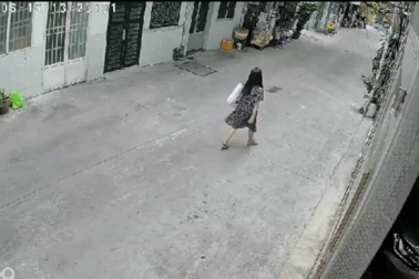 Clip người phụ nữ bị kẻ gian giật túi xách ở TPHCM