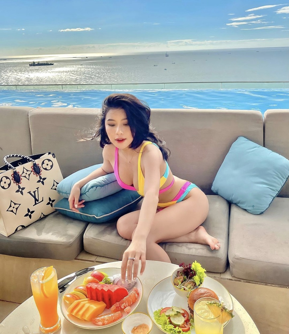 Nhịp sống hot girl: Hà Trúc công khai, Châu Bùi úp mở chuyện tình cảm - 10