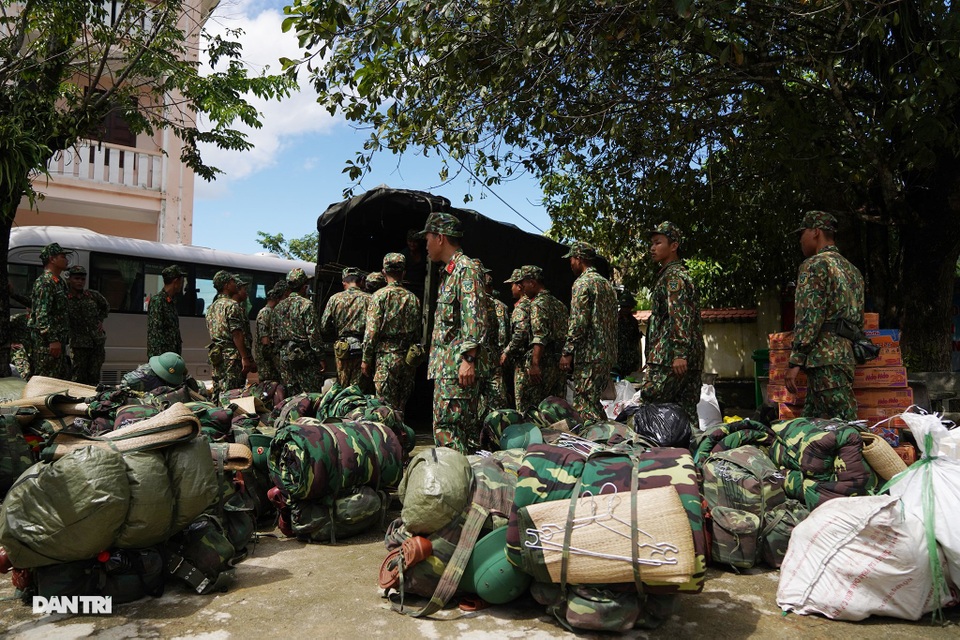 Đơn vị công binh sửa soạn trang bị, sẵn sàng vào điểm sạt lở Trà Leng - 1 Đơn vị công binh sửa soạn trang bị, sẵn sàng vào điểm sạt lở Trà Leng - 1