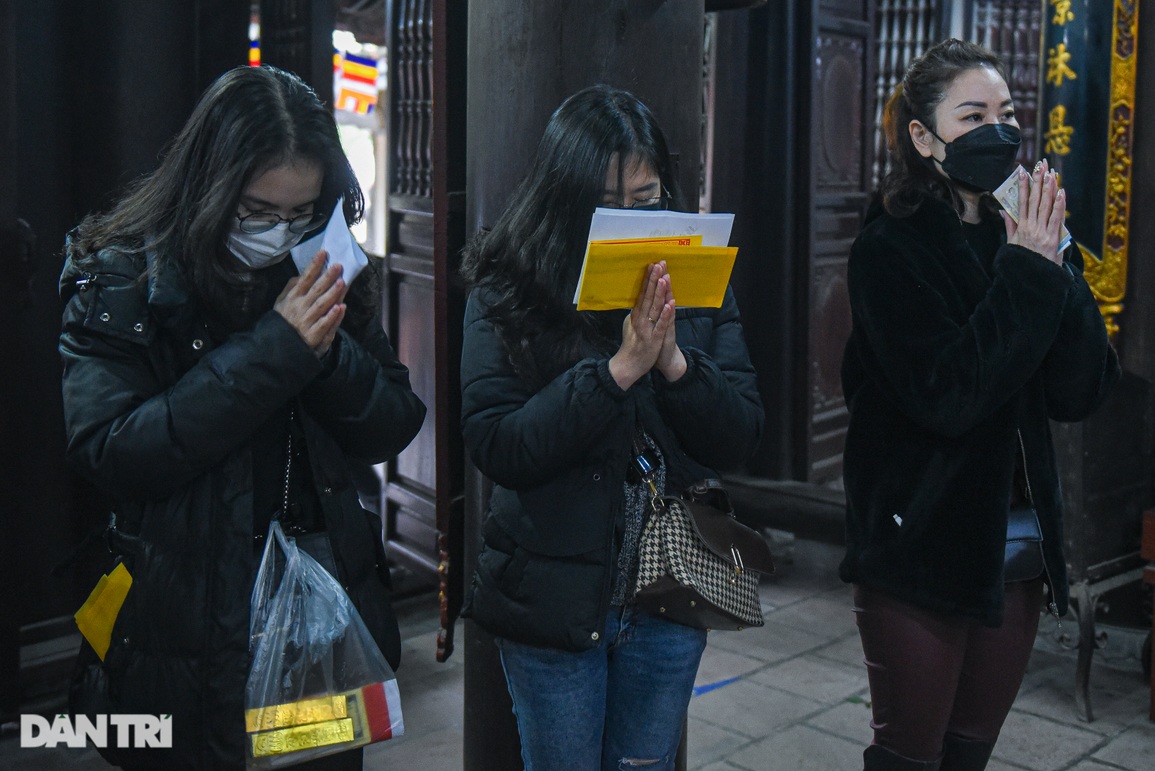 Giới trẻ Hà Thành đến chùa Hà cầu thoát ế trước ngày lễ tình yêu - 8 Giới trẻ Hà Thành đến chùa Hà cầu thoát ế trước ngày lễ tình yêu - 8