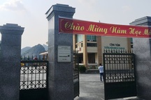 Dân không đưa con em đến trường để phản đối dự án bãi chứa và bến thủy trên sông