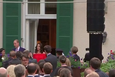 Công nương Anh vai trần quyến rũ dự tiệc sinh nhật Nữ hoàng