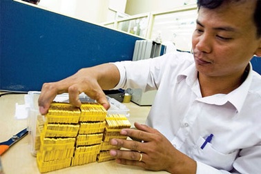 Giá vàng biến động, chênh lệch nới rộng