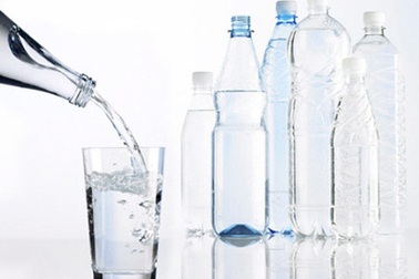 Nhức đầu, co giật vì uống quá nhiều nước