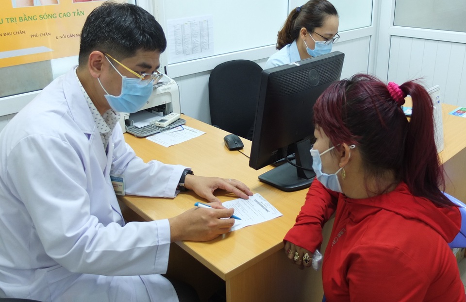 Giải pháp mới giúp điều trị tình trạng đổ mồ hôi chân - 1 Giải pháp mới giúp điều trị tình trạng đổ mồ hôi chân - 1