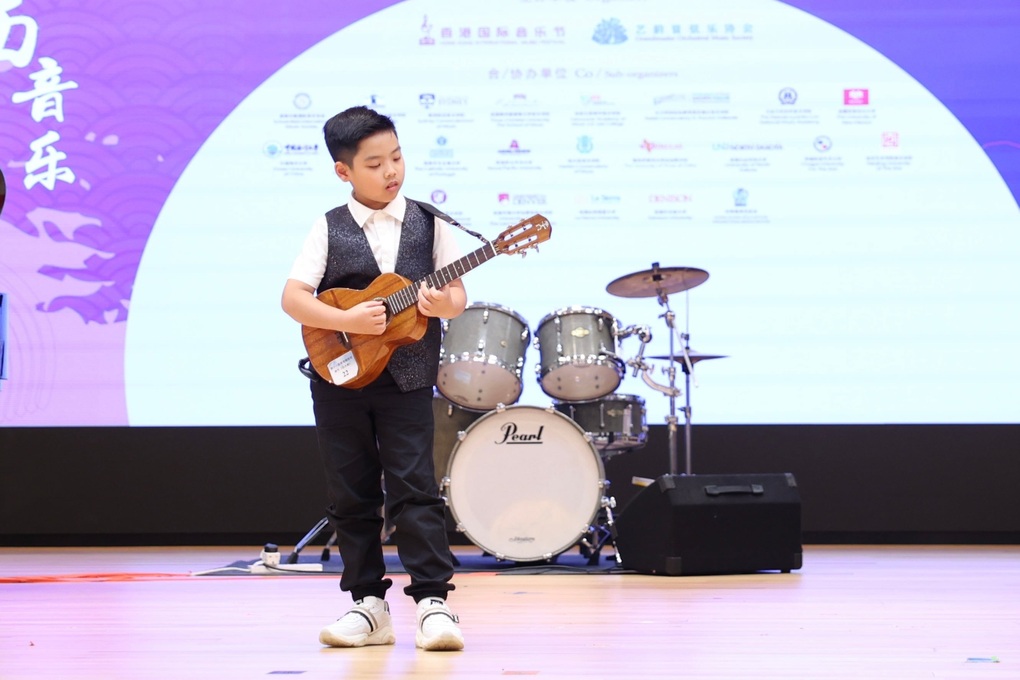 Nguyễn Lee Hiếu giành giải nhất Liên hoan Âm nhạc quốc tế Hong Kong 2024 - 1 Nguyễn Lee Hiếu giành giải nhất Liên hoan Âm nhạc quốc tế Hong Kong 2024 - 1