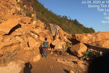 Sạt lở 11.000 m3 đất đá, đường vào huyện Sìn Hồ tê liệt