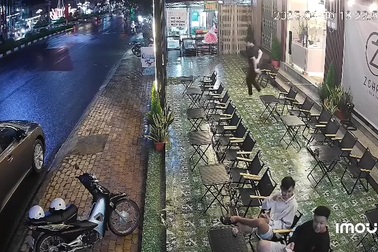 Sự cố dở khóc dở cười của nhân viên quán cafe