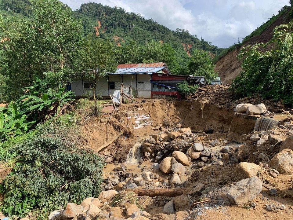 Lên phương án dùng trực thăng vào hiện trường vụ sạt lở vùi lấp 11 người - 2 Lên phương án dùng trực thăng vào hiện trường vụ sạt lở vùi lấp 11 người - 2