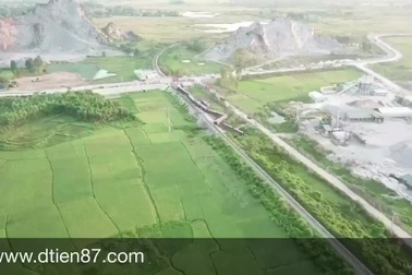 Hình ảnh 6 toa tàu lật ngổn ngang nhìn từ trên cao