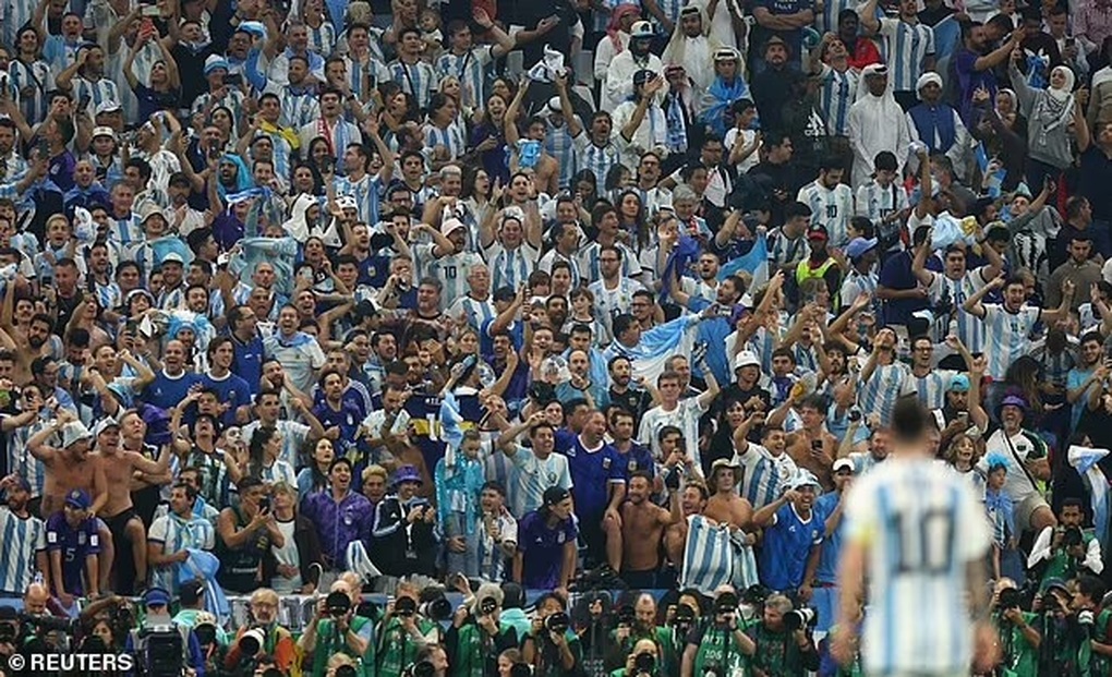Messi ghi bàn và ăn mừng cảm xúc trong ngày giúp Argentina vào chung kết - 3 Messi ghi bàn và ăn mừng cảm xúc trong ngày giúp Argentina vào chung kết - 3