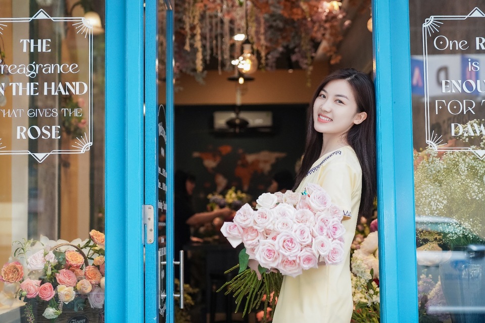 Hoa hậu Ngọc Hân, Đỗ Mỹ Linh trổ tài cắm hoa - 5 Hoa hậu Ngọc Hân, Đỗ Mỹ Linh trổ tài cắm hoa - 5