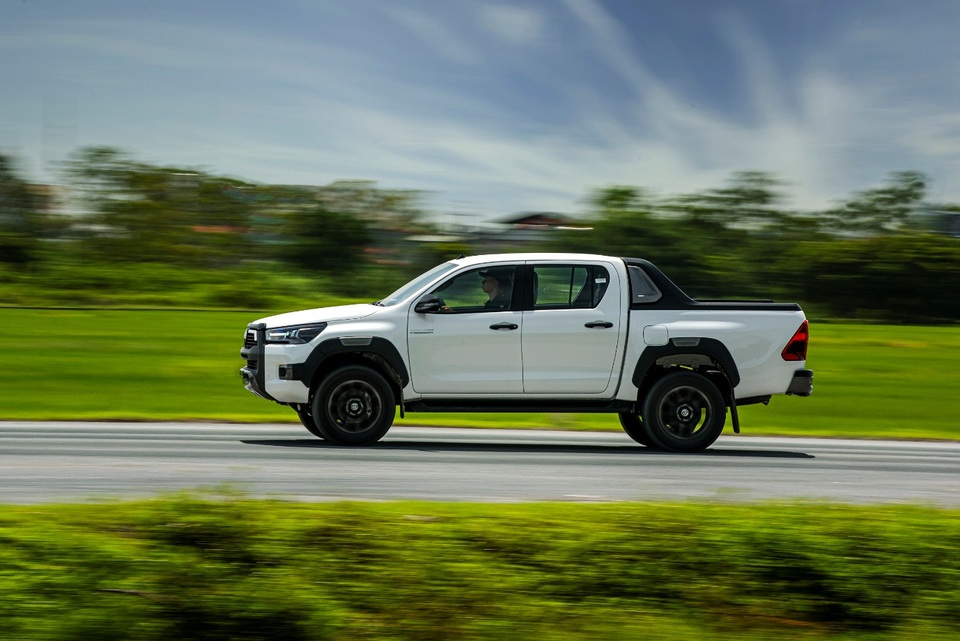 Toyota Hilux, Ford Ranger, Mitsubishi Triton: Xe bán tải nào cho khách Việt? - 4 Toyota Hilux, Ford Ranger, Mitsubishi Triton: Xe bán tải nào cho khách Việt? - 4